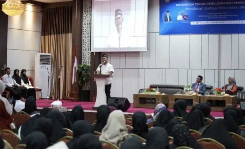 Kepala Dinas Pendidikan Aceh, Murthalamuddin, menyampaikan sambutan pada kegiatan Bimbingan Teknis Penulisan dan Penerbitan Buku yang digelar MGMP Bahasa Indonesia SMA Kota Banda Aceh di Aula Disdik Aceh, Rabu (13/5/2026). Foto: Dok. Istimewa 