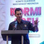 Sekda Aceh, M. Nasir S.IP, MPA, selaku Ketua Kormi Aceh saat memberikan sambutan pada Rapat Kerja Provinsi Komite Olahraga Masyarakat Indonesia (KORMI) Aceh Tahun 2026 yang dibuka oleh Ketua Umum Kormi Nasional, Adil Hakim, di Hotel Ayani, Banda Aceh, Minggu (17/5/2026). Foto: Dok. Biro Adpim Setda Aceh