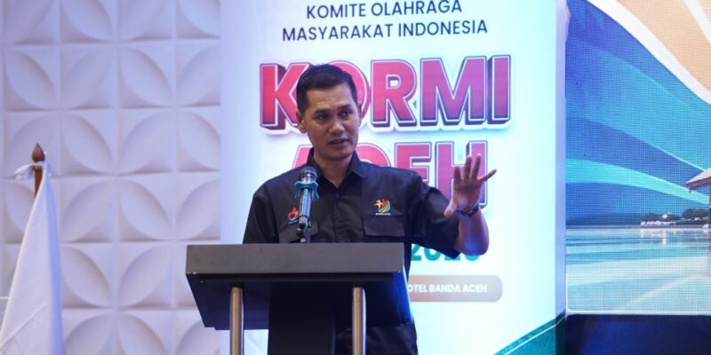 Sekda Aceh, M. Nasir S.IP, MPA, selaku Ketua Kormi Aceh saat memberikan sambutan pada Rapat Kerja Provinsi Komite Olahraga Masyarakat Indonesia (KORMI) Aceh Tahun 2026 yang dibuka oleh Ketua Umum Kormi Nasional, Adil Hakim, di Hotel Ayani, Banda Aceh, Minggu (17/5/2026). Foto: Dok. Biro Adpim Setda Aceh