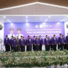 Bupati Aceh Barat Tarmizi SP, MM didampingi Wakil Bupati Said Fadheil SH mengukuhkan Ketua dan melantik Pengurus Tim Pembina Posyandu Aceh Barat periode 2025–2030 di Aula Teuku Umar, Bapperida Aceh Barat, Senin (18/5/2026). Foto: Dok. Pemkab Aceh Barat