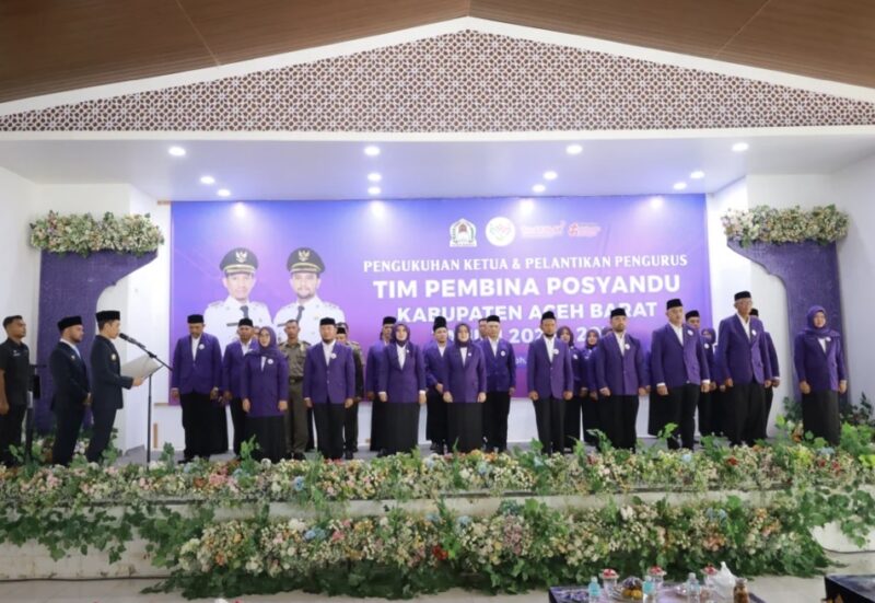 Bupati Aceh Barat Tarmizi SP, MM didampingi Wakil Bupati Said Fadheil SH mengukuhkan Ketua dan melantik Pengurus Tim Pembina Posyandu Aceh Barat periode 2025–2030 di Aula Teuku Umar, Bapperida Aceh Barat, Senin (18/5/2026). Foto: Dok. Pemkab Aceh Barat