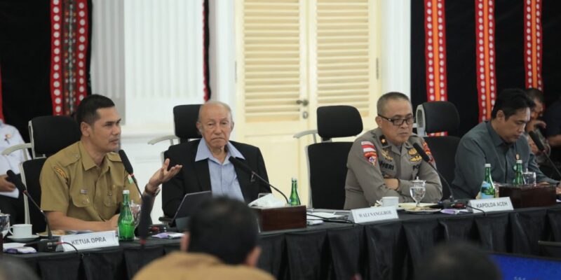 Sekda Aceh, M. Nasir, S.IP, MPA, bersama Wali Nanggroe Aceh (PYM) Tgk. Malik Mahmud Al-Haythar dan jajaran Forkopimda Aceh saat menggelar Rapat Koordinasi Strategis Penyelenggara & Keberlanjutan Jaminan Kesehatan Aceh (JKA), di Meuligoe Wali Nanggroe, Aceh Besar, Selasa, (19/5/2026). Foto: Dok. Biro Adpim Setda