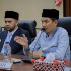 Bupati Aceh Barat Tarmizi SP, MM bersama Wakil Bupati Said Fadheil SH memimpin rapat terkait Jaminan Kesehatan Aceh (JKA) di Ruang Rapat Teuku Umar, Setdakab Aceh Barat, Senin (18/5/2026). Foto: Dok. Pemkab Aceh Barat