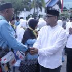 Sekretaris Daerah Kota Banda Aceh, Jalaluddin, melepas 114 Jemaah Calon Haji (JCH) Kloter 12 di Halaman Balaikota Banda Aceh, Minggu (17/5/2026). Foto: Dok. Diskominfo Kota Banda Aceh