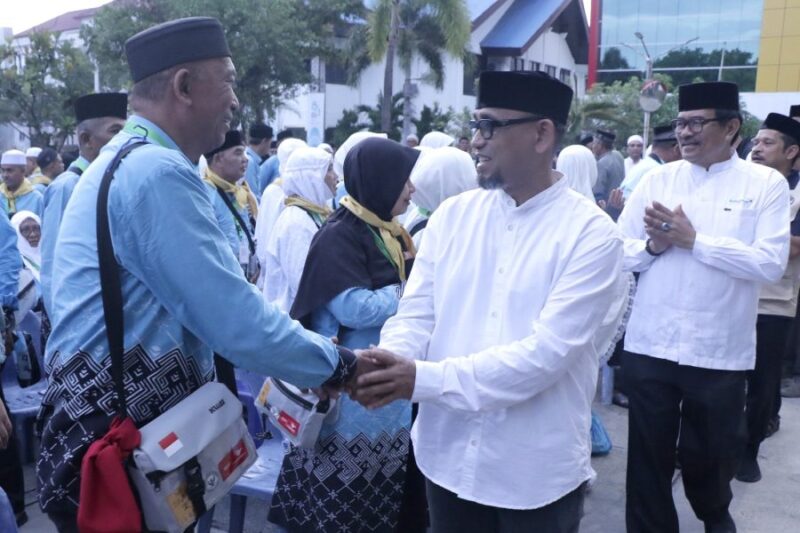 Sekretaris Daerah Kota Banda Aceh, Jalaluddin, melepas 114 Jemaah Calon Haji (JCH) Kloter 12 di Halaman Balaikota Banda Aceh, Minggu (17/5/2026). Foto: Dok. Diskominfo Kota Banda Aceh