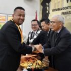 Dr. Chaidir, S.E., M.M. menghadiri prosesi wisuda doktor di Gedung AAC Dayan Dawood Universitas Syiah Kuala (USK), Banda Aceh, Rabu (20/5/2026). Foto: Dok. Istimewa