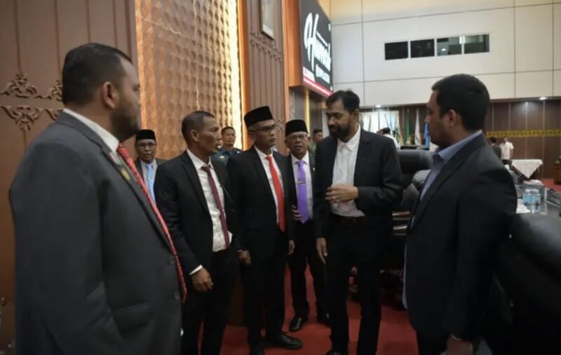Gubernur Aceh, Muzakir Manaf menghadiri Rapat Paripurna DPRA Tahun 2026 dengan agenda penyampaian rekomendasi terhadap LKPJ Gubernur Aceh Tahun Anggaran 2025 di Gedung Utama DPRA, Rabu (20/5/2026). Foto: Dok. Humas Aceh