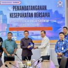 Bupati Aceh Barat, Tarmizi, menyerahkan cenderamata kepada pihak BPSDM Kementerian Perhubungan usai penandatanganan kesepakatan bersama pengembangan sumber daya manusia bidang transportasi di Jakarta, Kamis (21/5/2026). Foto: Dok. Pemkab Aceh Barat