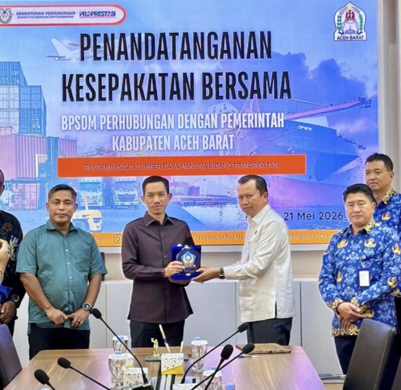 Bupati Aceh Barat, Tarmizi, menyerahkan cenderamata kepada pihak BPSDM Kementerian Perhubungan usai penandatanganan kesepakatan bersama pengembangan sumber daya manusia bidang transportasi di Jakarta, Kamis (21/5/2026). Foto: Dok. Pemkab Aceh Barat