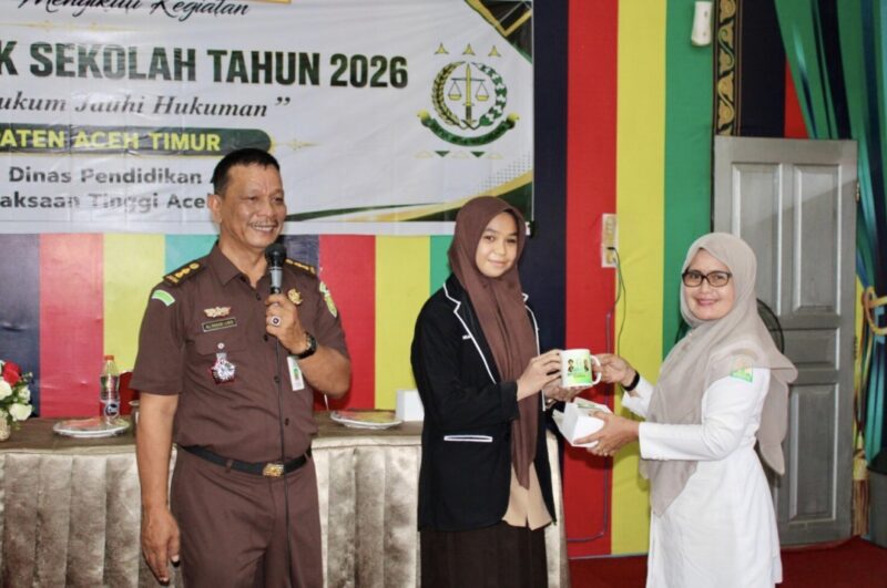 Perwakilan Kejati Aceh menyerahkan hadiah kepada siswi usai sesi tanya jawab dalam kegiatan Jaksa Masuk Sekolah (JMS) di SMAN 1 Idi Rayeuk, Kabupaten Aceh Timur, Kamis (9/4/2026). Foto: Dok. Istimewa 