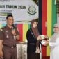 Perwakilan Kejati Aceh menyerahkan hadiah kepada siswi usai sesi tanya jawab dalam kegiatan Jaksa Masuk Sekolah (JMS) di SMAN 1 Idi Rayeuk, Kabupaten Aceh Timur, Kamis (9/4/2026). Foto: Dok. Istimewa 