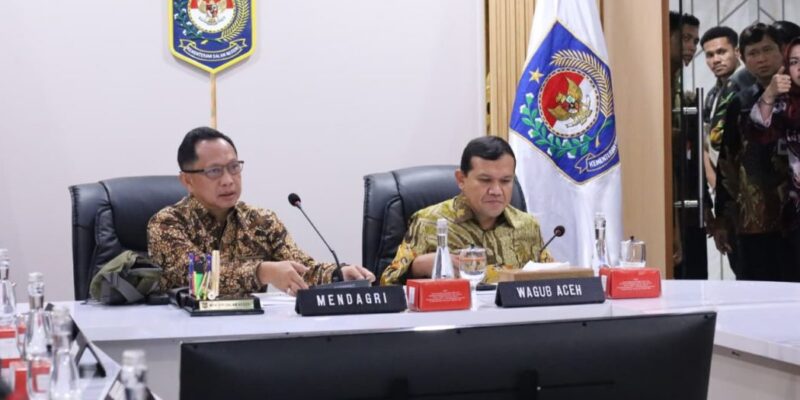 Wakil Gubernur Aceh, H. Fadhlullah, saat melakukan Silaturahmi dan Audiensi dengan Menteri Dalam Negeri RI, selaku Ketua Satuan Tugas Percepatan Pemulihan & Rehabilitasi Rekonstruksi (PRR), Jenderal Polisi (Purn.) Prof. Drs. H. Muhammad Tito Karnavian, MA, Ph.D, beserta jajaran, di Kantor Kemendagri RI, Jakarta, Kamis, (21/5/2026). Foto: Dok. Biro Adpim Setda Aceh