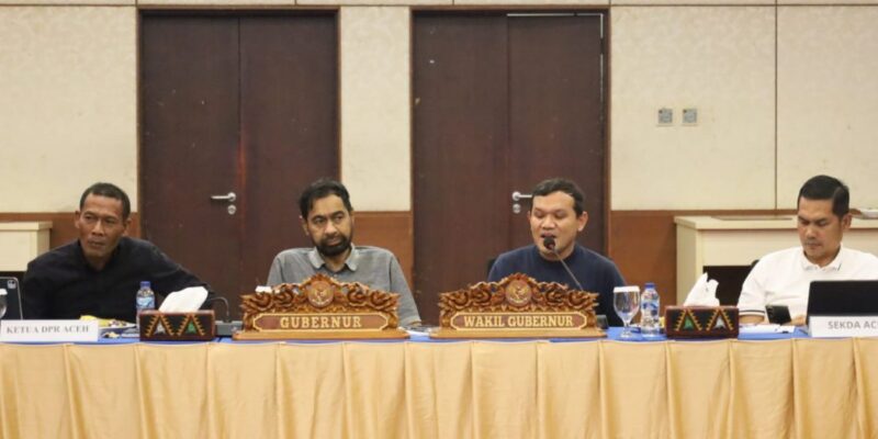 Gubernur Aceh H. Muzakir Manaf, didampingi Wakil Gubernur Aceh, H. Fadhlullah, Sekda Aceh, M. Nasir, S.IP, MPA, beserta Ketua DPRA Zulfadhli, A.Md, dan jajaran DPRA, saat melakukan Rapat Koordinasi Konsultasi & Pertimbangan DPRA terhadap perubahan Undang-Undang Nomor 11 Tahun 2006 tentang Pemerintahan Aceh (UUPA), di Aula Kantor BPPA, Jakarta, Minggu, (24/5/2026). Foto: Dok. Biro Adpim Setda Aceh