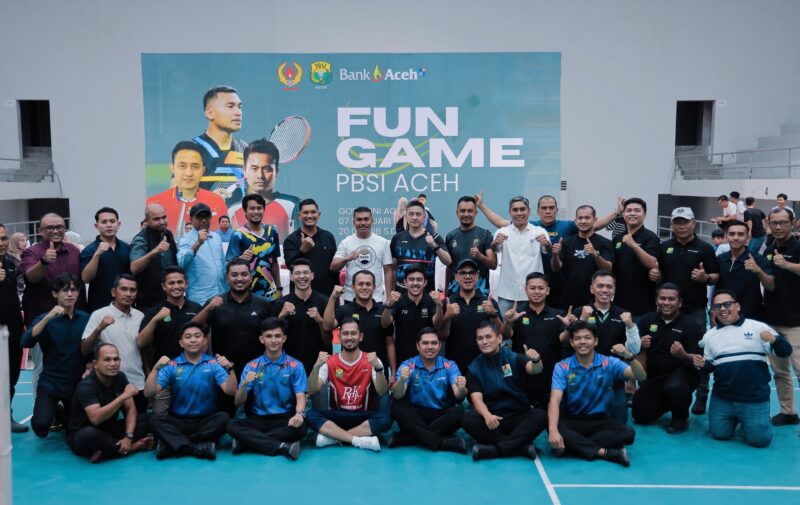 Wakil Wali Kota Banda Aceh, Afdhal Khalilullah, saat menyaksikan gelaran Fun Game Eksebisi PBSI Aceh yang berlangsung di GOR KONI Aceh, Sabtu malam (7/2/2026). Foto: Humas Banda Aceh