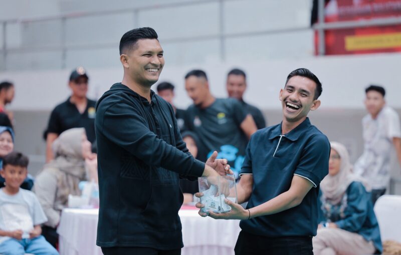 Wakil Wali Kota Banda Aceh, Afdhal Khalilullah, saat menyaksikan gelaran Fun Game Eksebisi PBSI Aceh yang berlangsung di GOR KONI Aceh, Sabtu malam (7/2/2026). Foto: Humas Banda Aceh