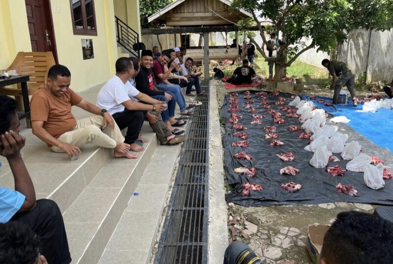 Anggota DPRA Irfansyah saat menyaksikan proses pemotongan hewan kurban di Dayah Darul Abrar, Gampong Alue Berawe, Kecamatan Langsa Kota, Kamis (28/5/2026). Foto: Dok. Istimewa