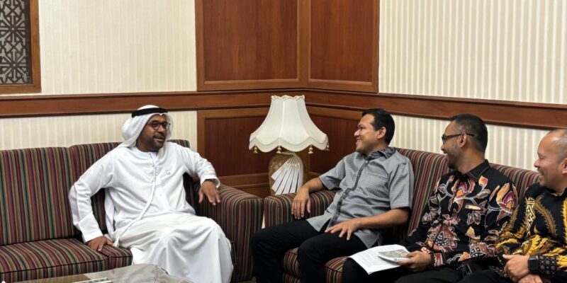 Wakil Gubernur Aceh, H. Fadhlullah, beserta rombongan bersilaturahmi dengan Duta Besar Uni Emirat Arab (UEA) untuk Indonesia, Abdulla Salem Al-Dhaheri, di Kedutaan Besar Uni Emirat Arab, Jakarta, Senin, (25/5/2026). Foto: Dok. Biro Adpim Setda Aceh