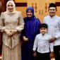Gubernur Aceh, H. Muzakir Manaf didampingi Ketua TP-PKK Aceh, Ny. Marlina Muzakir, foto bersama dengan Wakil Gubernur Aceh, H. Fadhlullah, beserta Ketua Staf Ahli TP-PKK Aceh, Ny. Mukarramah Fadhlullah, pada momentum Halal bi Halal Hari Raya Idul Adha 1447 H yang digelar, di Meuligoe Gubernur Aceh, Banda Aceh, Rabu (27/5/2026). Foto: Dok. Biro Adpim Setda Aceh