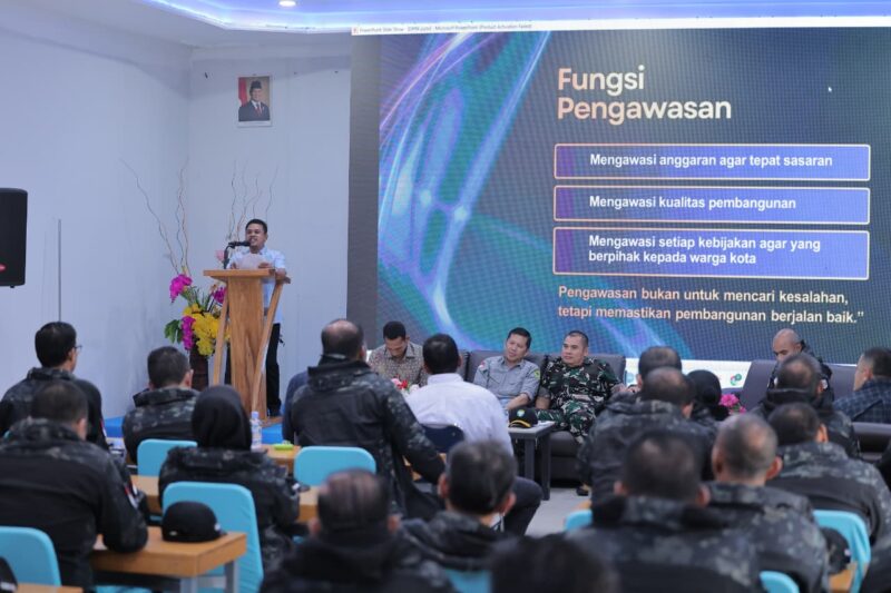 Wakil Ketua DPRK Banda Aceh Daniel Abdul Wahab menyampaikan materi tentang dukungan legislatif terhadap pembangunan daerah saat menjadi narasumber pada Retret Kepemimpinan Pemerintah Kota Banda Aceh di Mata Ie Resort, Sabang, Senin (18/5/2026). Foto: Dok. DPRK Banda Aceh