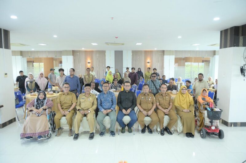 Wakil Ketua II DPRK Banda Aceh, Dr. Musriadi, M.Pd, foto bersama peserta Rapat Dengar Pendapat Umum (RDPU) bersama penyandang disabilitas di Banda Aceh, Senin (25/05/2025). Foto: Dok. DPRK Banda Aceh