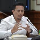 Ketua Komisi V DPR Aceh Rijaluddin memberikan pernyataan terkait kasus dugaan kekerasan di daycare di Banda Aceh, Sabtu (2/5/2026). Foto: Dok. Istimewa 