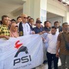 Ketua DPW PSI Aceh, T Rival Amiruddin, disambut ratusan masyarakat, eks kombatan GAM, ulama, santri, dan pemuda saat tiba di Bandara Internasional Sultan Iskandar Muda, Aceh Besar, Minggu (31/5/2026). Foto: Dok. Istimewa 