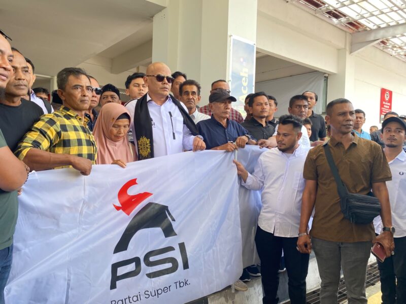 Ketua DPW PSI Aceh, T Rival Amiruddin, disambut ratusan masyarakat, eks kombatan GAM, ulama, santri, dan pemuda saat tiba di Bandara Internasional Sultan Iskandar Muda, Aceh Besar, Minggu (31/5/2026). Foto: Dok. Istimewa 