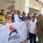 Ketua DPW PSI Aceh, T Rival Amiruddin, disambut ratusan masyarakat, eks kombatan GAM, ulama, santri, dan pemuda saat tiba di Bandara Internasional Sultan Iskandar Muda, Aceh Besar, Minggu (31/5/2026). Foto: Dok. Istimewa 