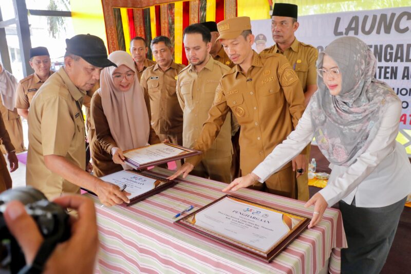Bupati Aceh Barat Tarmizi didampingi Wakil Bupati dan sejumlah pejabat menyerahkan penghargaan kepada penerima pada kegiatan peluncuran program di Aceh Barat, Selasa (7/5/2026). Foto: Dok. Istimewa 
