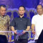 Wakil Bupati Aceh Barat, Said Fadheil, melakukan prosesi pemotongan pita sebagai tanda dibukanya HIMMAFORIA 2026 yang diselenggarakan Himpunan Mahasiswa Manajemen Universitas Teuku Umar di GOS Aceh Barat, Jumat (15/5/2026). Foto: Dok. Istimewa 