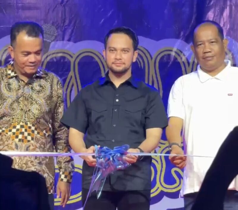 Wakil Bupati Aceh Barat, Said Fadheil, melakukan prosesi pemotongan pita sebagai tanda dibukanya HIMMAFORIA 2026 yang diselenggarakan Himpunan Mahasiswa Manajemen Universitas Teuku Umar di GOS Aceh Barat, Jumat (15/5/2026). Foto: Dok. Istimewa 