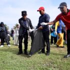 Bupati Aceh Barat bersama ASN dan buruh mengikuti gotong royong memperingati Hari Buruh Internasional di Lapangan Teuku Umar, Meulaboh, Jumat (1/5/2026). Foto: Dok. Istimewa 