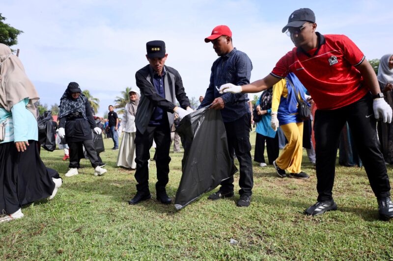 Bupati Aceh Barat bersama ASN dan buruh mengikuti gotong royong memperingati Hari Buruh Internasional di Lapangan Teuku Umar, Meulaboh, Jumat (1/5/2026). Foto: Dok. Istimewa 