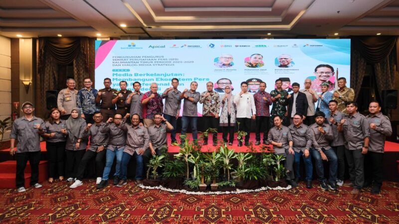 Jajaran Pengurus SPS Kalimantan Timur periode 2025-2029 berfoto bersama usai resmi dilantik oleh Ketua SPS Pusat di Balikpapan, Rabu (20/5/2026). Foto: Dok. Istimewa 