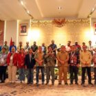 Peserta stakeholder meeting WPFD 2026 bersama Komite Publisher Rights, Dewan Pers, dan pemangku kepentingan pers foto bersama usai merumuskan “Deklarasi Jayapura” di Kantor Gubernur Papua, Jayapura, Selasa (5/5/2026). Foto: Dok. Istimewa 