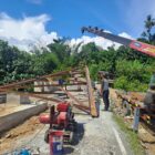 Proses pemasangan pylon Jembatan Gantung Perintis di Desa Kumbang Jaya, Kecamatan Badar, Aceh Tenggara, dilakukan secara gotong royong oleh Babinsa dan warga guna mempercepat terwujudnya akses transportasi yang aman bagi masyarakat, Sabtu (30/5/2026). Foto: Dok. Istimewa 