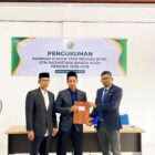 Ketua STAI Nusantara Banda Aceh, Dr. Dicky Wirianto, menyerahkan surat keputusan kepada Muhammad Zubir, SH, MH usai dikukuhkan sebagai Kaprodi Hukum Tata Negara (HTN) periode 2026–2028 di Kampus STAI Nusantara Banda Aceh