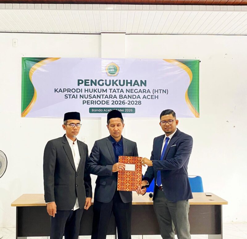 Ketua STAI Nusantara Banda Aceh, Dr. Dicky Wirianto, menyerahkan surat keputusan kepada Muhammad Zubir, SH, MH usai dikukuhkan sebagai Kaprodi Hukum Tata Negara (HTN) periode 2026–2028 di Kampus STAI Nusantara Banda Aceh