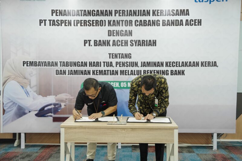Penandatanganan kerja sama antara Bank Aceh Syariah dan PT Taspen (Persero) Cabang Banda Aceh terkait layanan pembayaran pensiun di Gedung Action Center Bank Aceh, Selasa (5/5/2026). Foto: Dok. Istimewa 