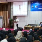 Kepala Dinas Pendidikan Aceh, Murthalamuddin, menyampaikan sambutan sekaligus membuka Bimtek Penulisan dan Penerbitan Buku yang digelar MGMP Bahasa Indonesia SMA Kota Banda Aceh di Aula Disdik Aceh, Rabu (13/5/2026). Foto: Dok. Istimewa 