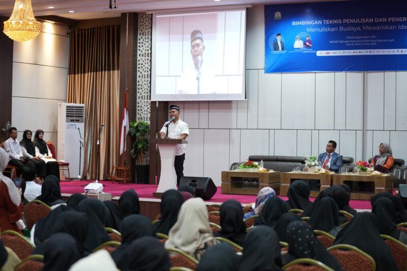 Kepala Dinas Pendidikan Aceh, Murthalamuddin, menyampaikan sambutan sekaligus membuka Bimtek Penulisan dan Penerbitan Buku yang digelar MGMP Bahasa Indonesia SMA Kota Banda Aceh di Aula Disdik Aceh, Rabu (13/5/2026). Foto: Dok. Istimewa 