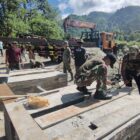 Babinsa Posramil Lawe Sumur bersama warga Desa Teger Miko melakukan pemasangan tiang pancang jembatan gantung perintis yang akan mempermudah akses masyarakat menuju kawasan perkebunan di Kecamatan Lawe Sumur, Aceh Tenggara, Jumat (29/5/2026). Foto: Dok. Istimewa 