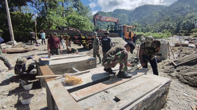 Babinsa Posramil Lawe Sumur bersama warga Desa Teger Miko melakukan pemasangan tiang pancang jembatan gantung perintis yang akan mempermudah akses masyarakat menuju kawasan perkebunan di Kecamatan Lawe Sumur, Aceh Tenggara, Jumat (29/5/2026). Foto: Dok. Istimewa 