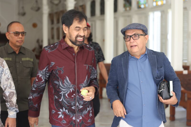 Juru Bicara Pemerintah Aceh, Nurlis Effendi, berbincang bersama Gubernur Aceh, Muzakir Manaf, usai agenda pertemuan terkait upaya Pemerintah Aceh memperoleh dukungan tambahan anggaran dari pemerintah pusat, Selasa (19/5/2026). Foto: Dok. Istimewa 