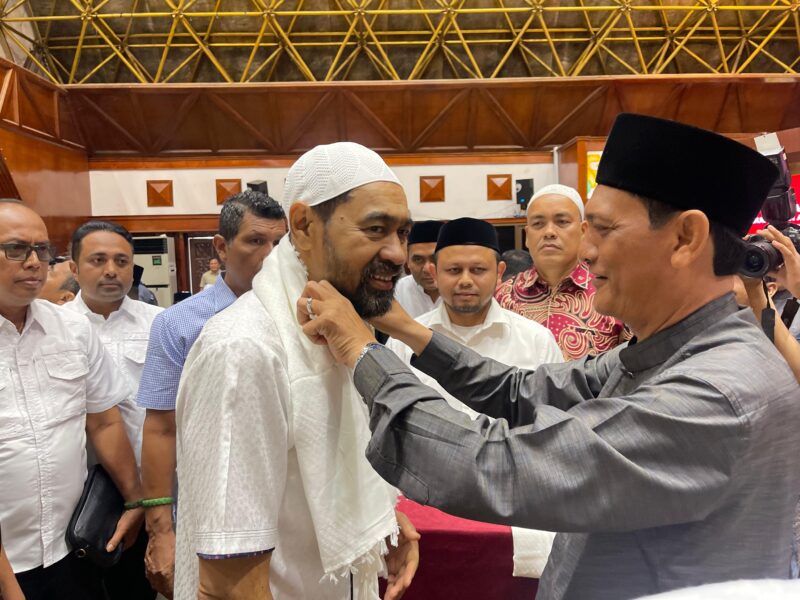 Gubernur Aceh Muzakir Manaf bersilaturahmi dengan para ulama kharismatik dan tokoh masyarakat Aceh dalam rangka memperkuat ukhuwah Islamiyah dan sinergi ulama–umara untuk mewujudkan Aceh yang islami, di Anjong Mon Mata, Meuligoe Gubernur Aceh, Sabtu (9/5/2026). Foto: Dok. Istimewa 