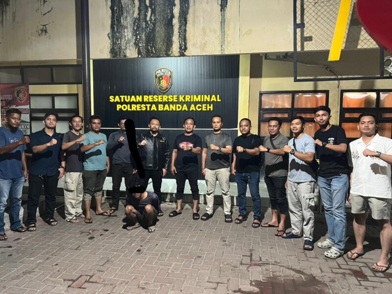 Pelaku pencurian dengan kekerasan berinisial IFD diamankan Tim Rimueng Polresta Banda Aceh usai melakukan aksi perampasan handphone milik korban di Aceh Besar, Sabtu (16/5/2026). Foto: Dok. Istimewa 