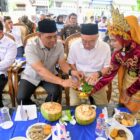 Bupati Aceh Besar, H Muharram Idris disuguhi ranup rampuan dari para penari pada acara Peresmian Sumur Bor Air Bersih di Gampong Lambleut, Kecamatan Darul Kamal, Aceh Besar, Selasa (02/06/2026). Foto: Dok. MC Aceh Besar