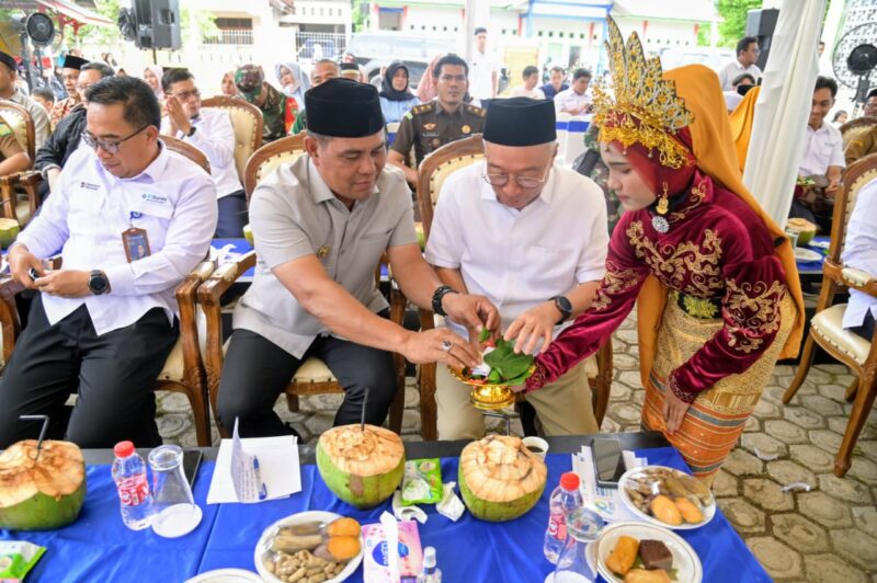 Bupati Aceh Besar, H Muharram Idris disuguhi ranup rampuan dari para penari pada acara Peresmian Sumur Bor Air Bersih di Gampong Lambleut, Kecamatan Darul Kamal, Aceh Besar, Selasa (02/06/2026). Foto: Dok. MC Aceh Besar