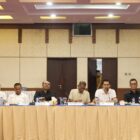Ketua DPRA Zulfadhli bersama Sekda Aceh Muhammad Nasir dalam rapat pembahasan UUPA. Foto: Dok. Istimewa