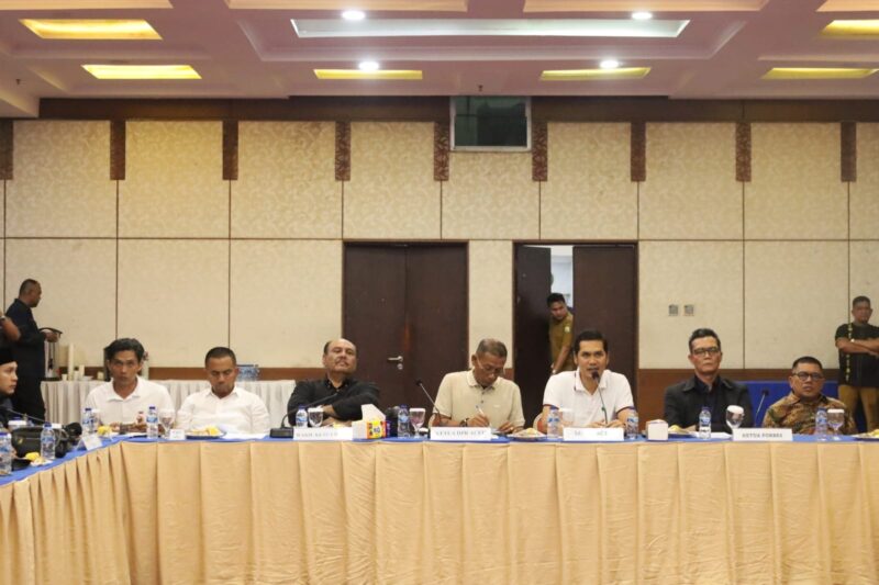 Ketua DPRA Zulfadhli bersama Sekda Aceh Muhammad Nasir dalam rapat pembahasan UUPA. Foto: Dok. Istimewa 